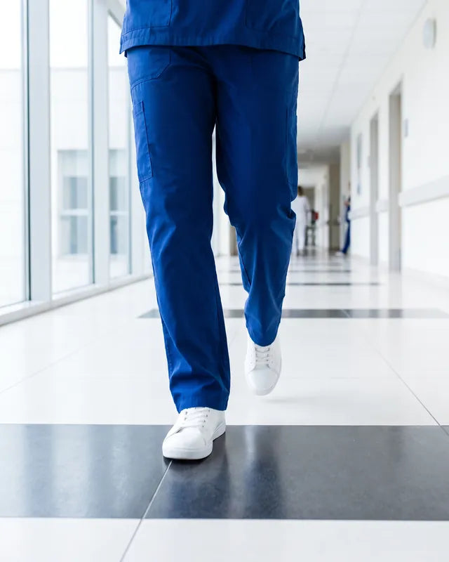 Infirmière marchant dans un couloir d'hôpital